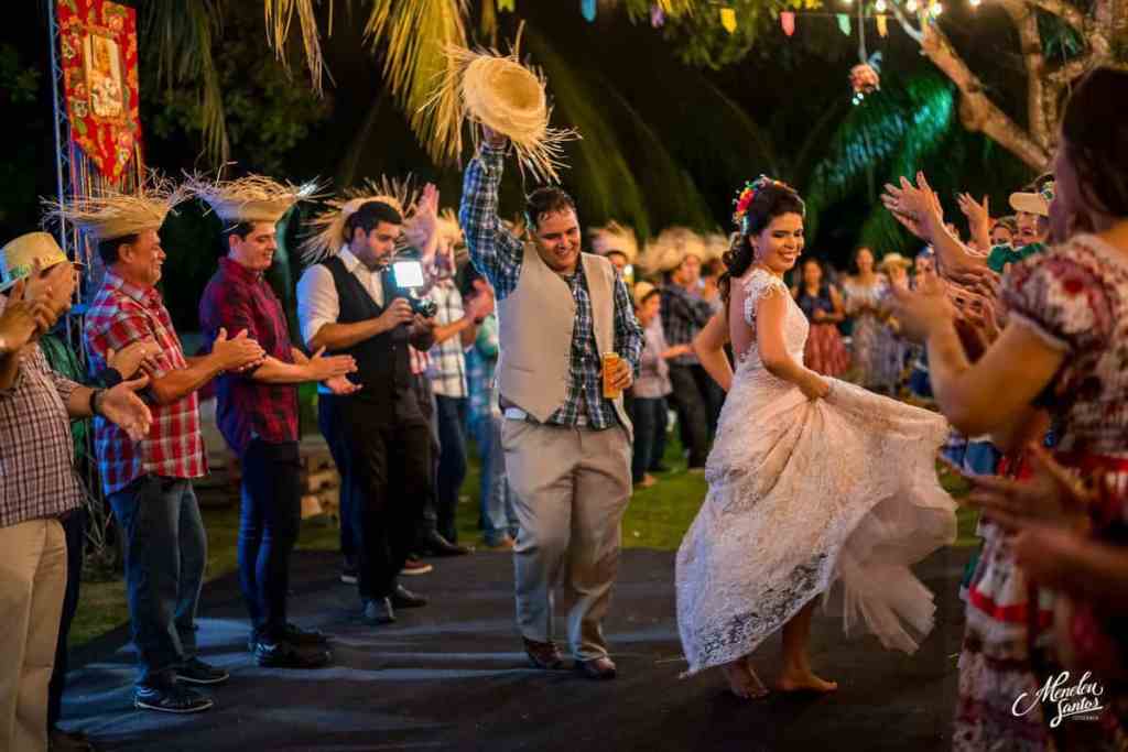Casamento junino com os noivos dançando no centro