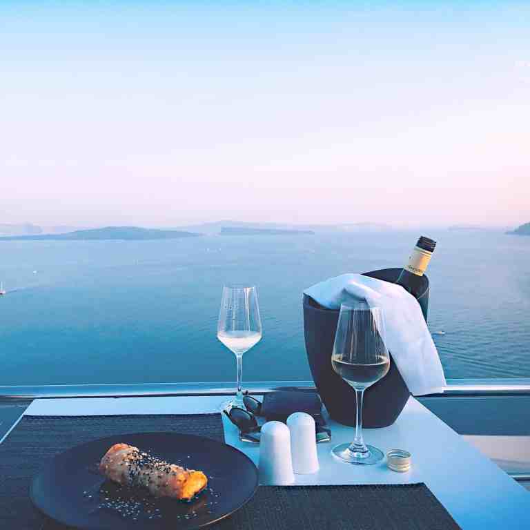 40 frases para pedir em namoro por mensagem - Como-fazer-um-pedido-de-namoro Mesa sem pessoas, com jantar, duas taças de champagne, o champagne dentro de um balde