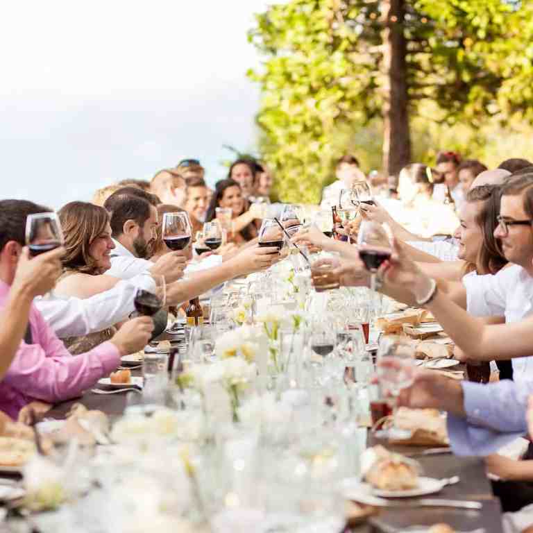 O que é o jantar de ensaio de casamento? - Jantar-2 Jantar de ensaio de casamento com os convidados brindando