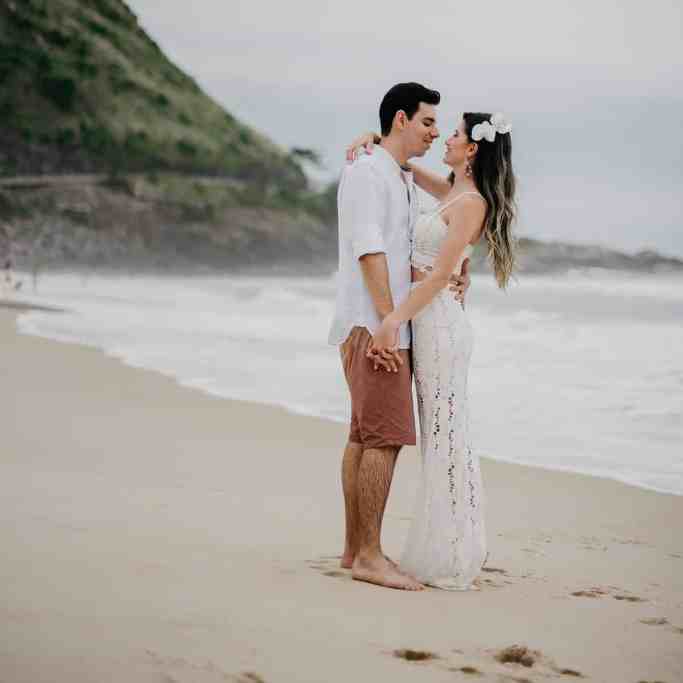 Ensaio pré-wedding na praia com os noivos descalços