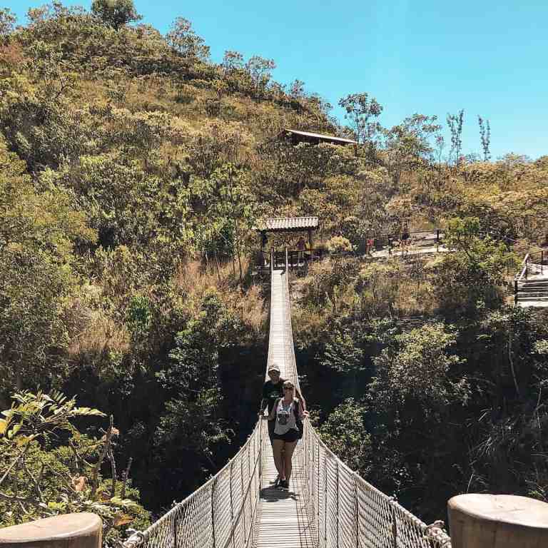Casal andando em ponte em pirenópolis