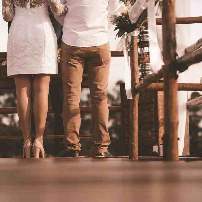 Economizar no casamento – 40 dicas infalíveis - Casamento-civil-como-economizar Casal de noivos em pé no altar