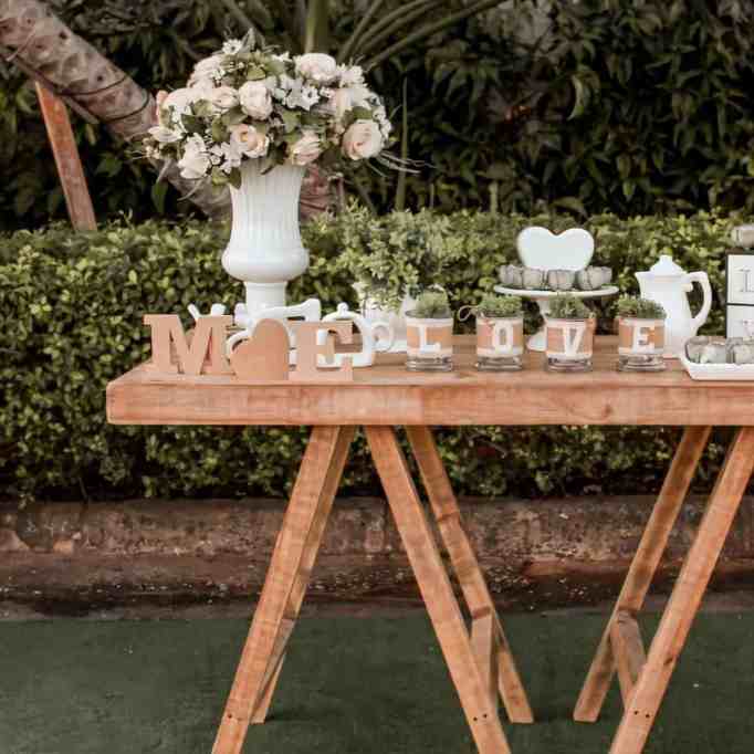 Os chás pré casamento - imagem de mesa de madeira com blocos formando a palavra love, e uma plaquinha com os dias que faltam para o casamento