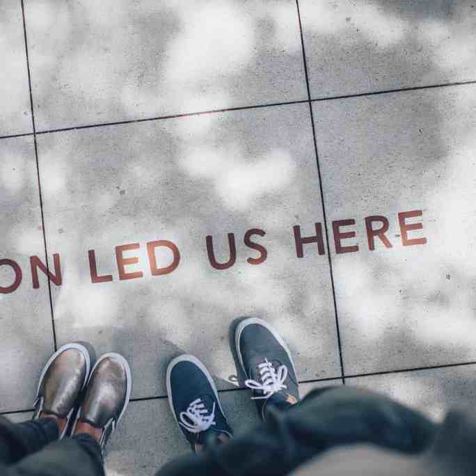 Economizar no casamento – 40 dicas infalíveis - Frases-romanticas Foto dos pés de um casal escrito "a paixão nos trouxe até aqui" em inglês