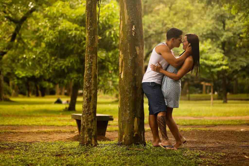 10 lugares para pedir em casamento em São Paulo - Pedido-de-casamento-ibirapuera-sp Casal fazendo ensaio fotográfico no parque ibirapuera