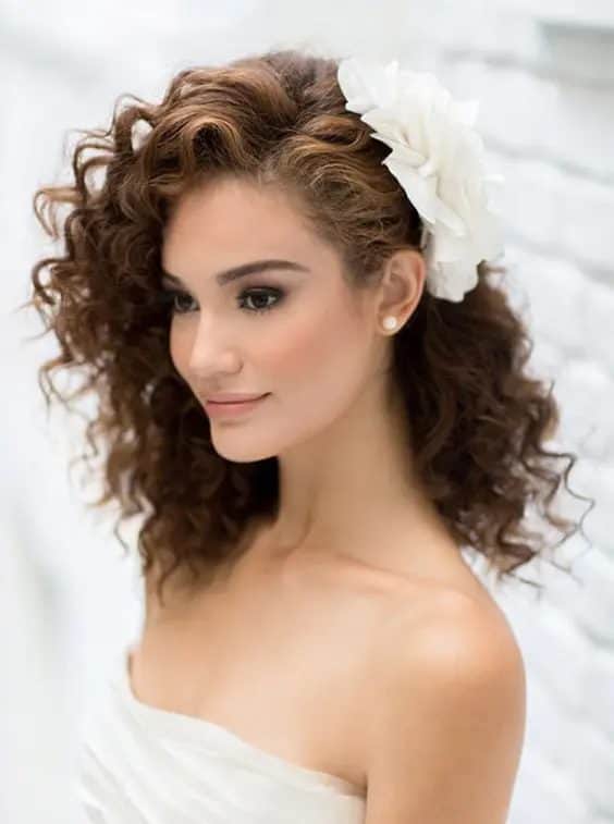Penteado da noiva – dicas e ideias para o seu cabelo - Penteado-10 Noiva de cabelo cacheado, penteado em que prende o lateral do cabelo e se coloca uma flor
