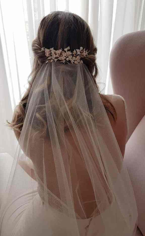 Penteado da noiva – dicas e ideias para o seu cabelo - Penteado-15 Noiva de costas onde se é possível ver seu véu com acessórios no cabelo