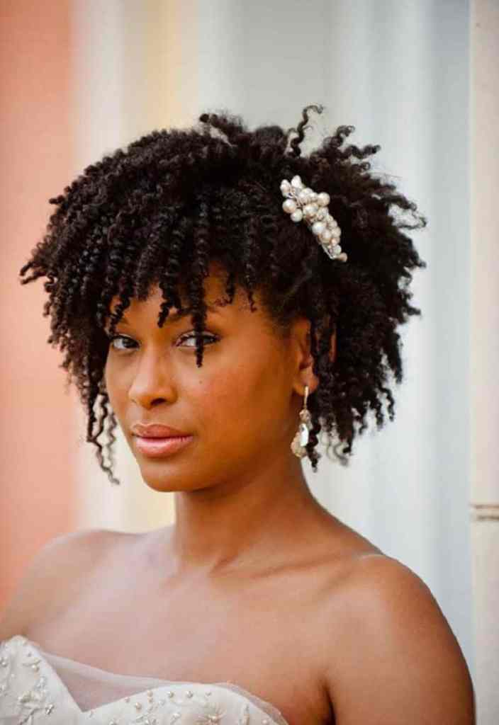 Penteado da noiva – dicas e ideias para o seu cabelo - Penteado-6 Cabelo crespo solto com presilha ao lado para noivas de cabelo curto