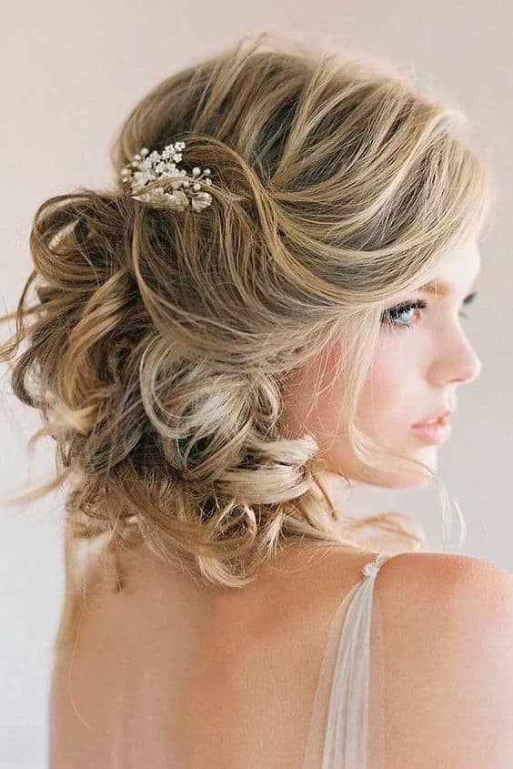 Penteado da noiva – dicas e ideias para o seu cabelo - Penteado-7 Penteado pra noivas em cabelo loiro de tamanho médio com uma pequena flor enroscando o lado do cabelo