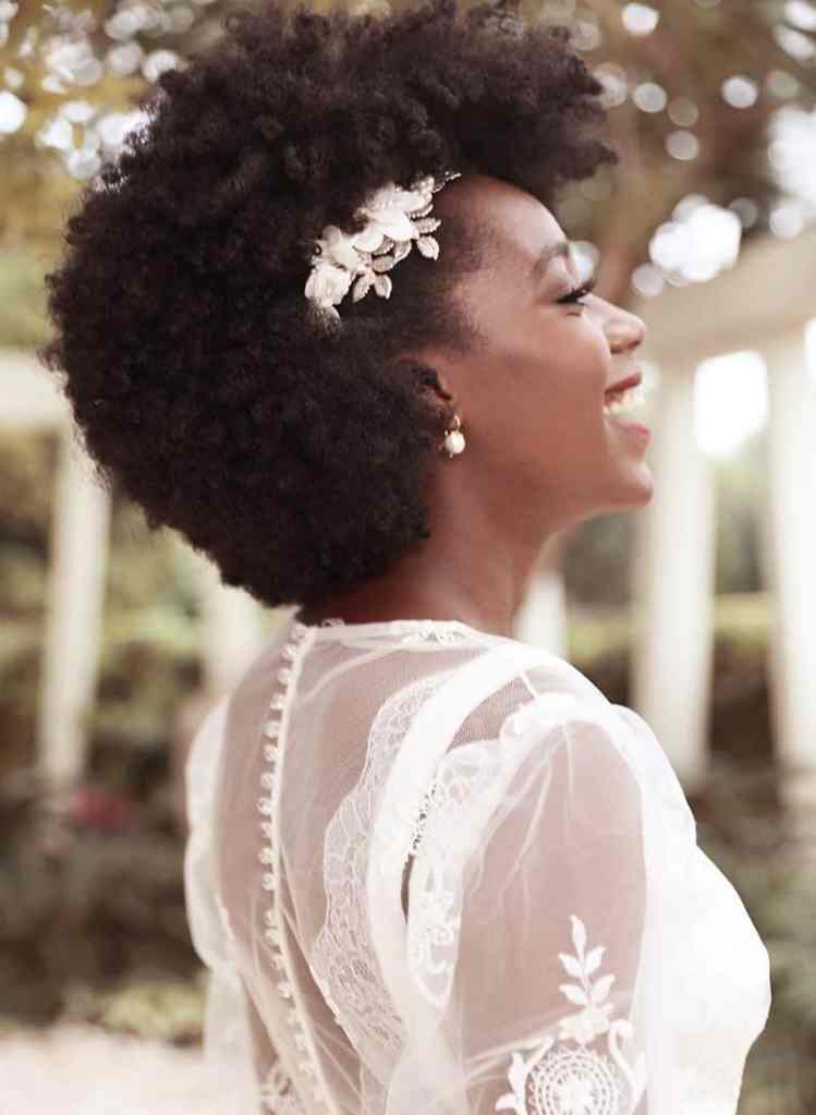 Penteado da noiva – dicas e ideias para o seu cabelo - Penteado-8 Penteado para noiva com cabelo cacheado, com flor no canto lateral raspado