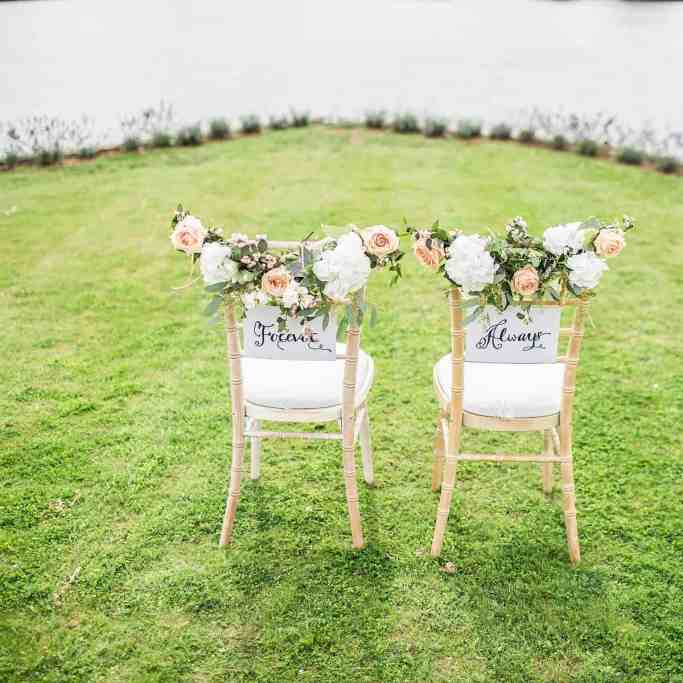 Casamento elopement wedding, onde tem as cadeiras só do noivo e da noiva.