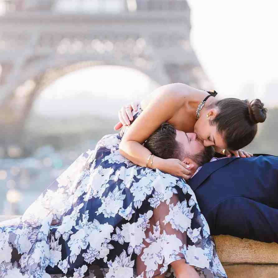 Lua de mel casal em frente a torre eiffel se beijando
