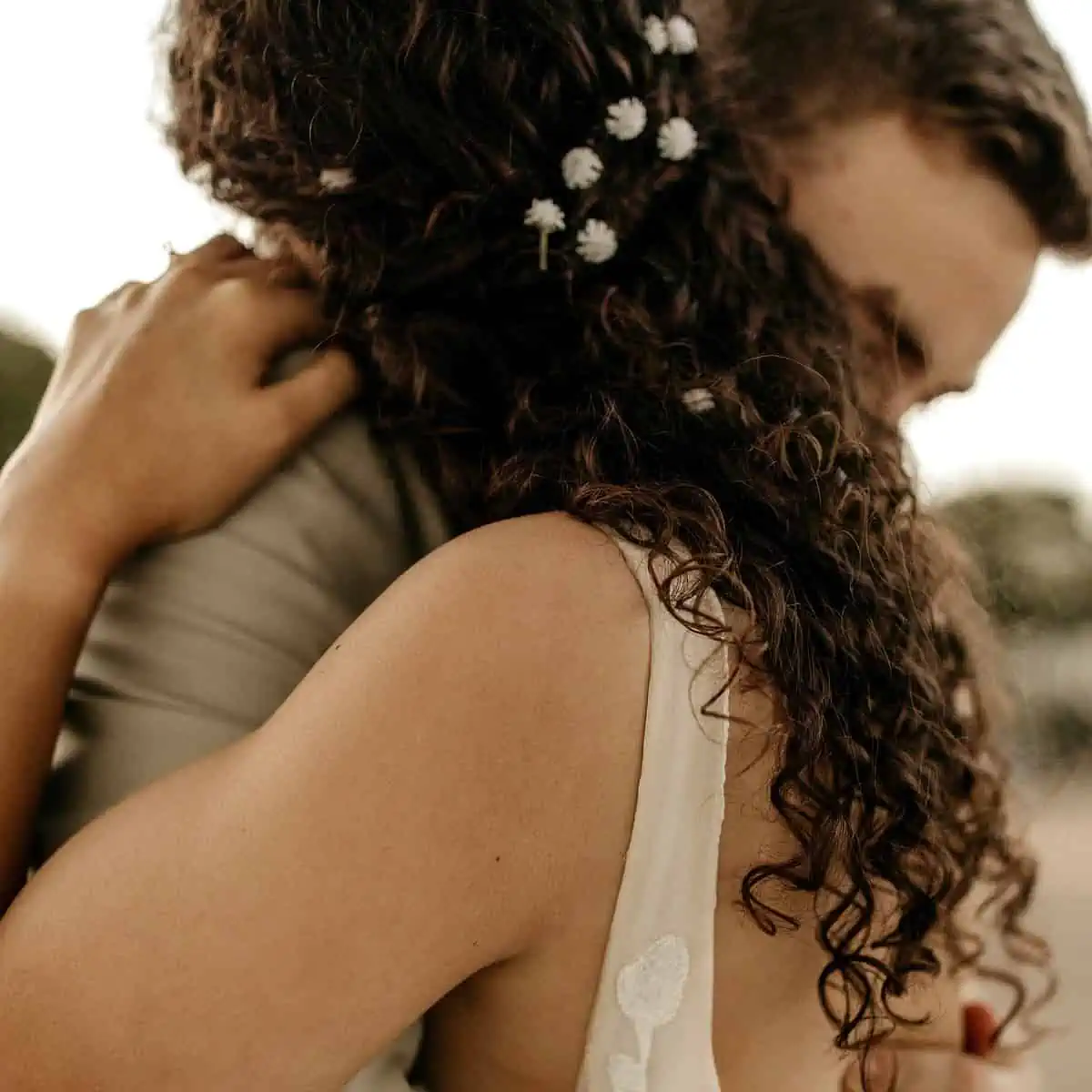 Lua de mel, noivos abraçados