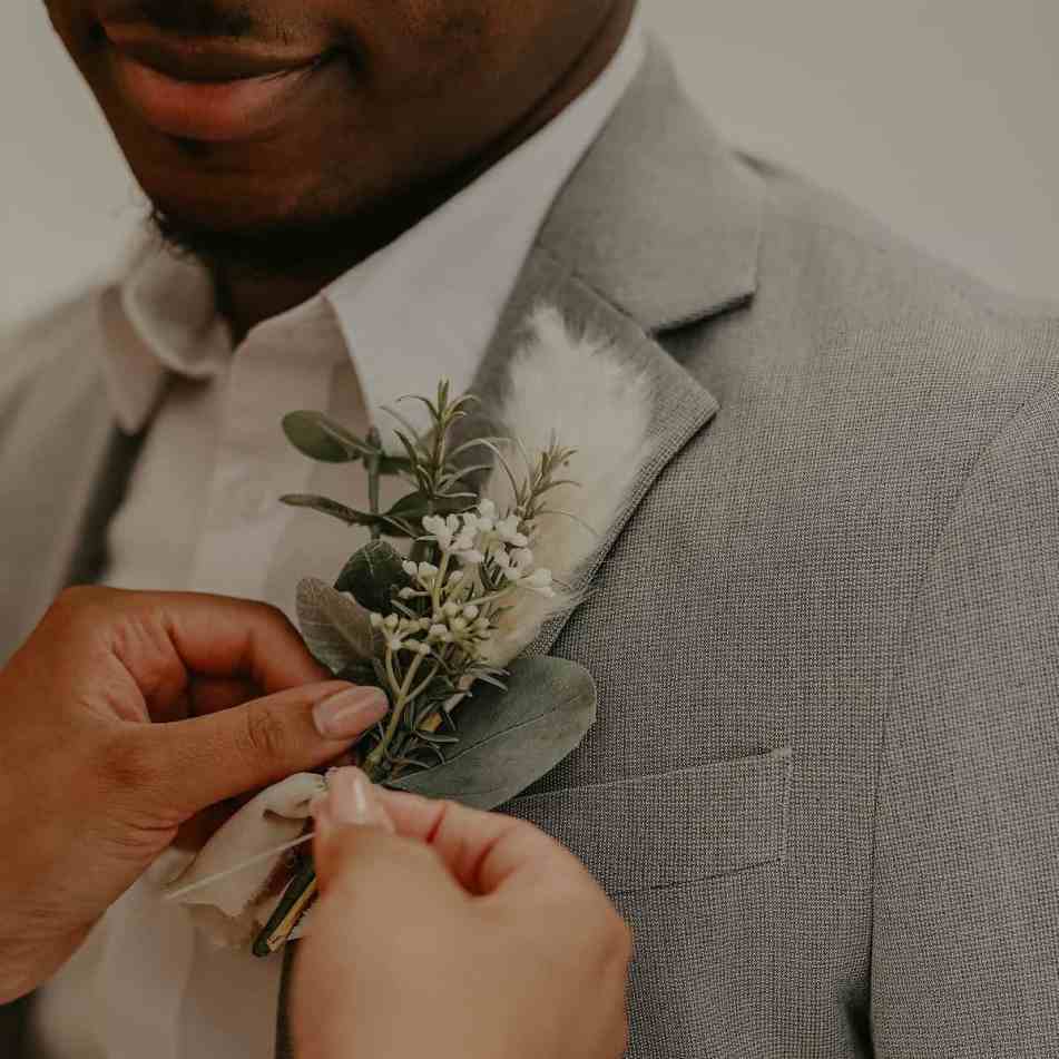 Casamento Surpresa – nova moda que você precisa conhecer - O-que-e-casamento-surpresa-1 Mulher ajustando a lapela do noivo