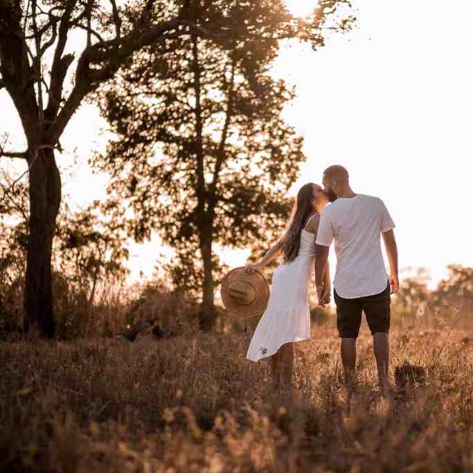O que é ficar noiva? - Por-que-ficar-noivar Casal no meio da floresta fazendo ensaio fotográfico, ela está de vestido branco beijando ele