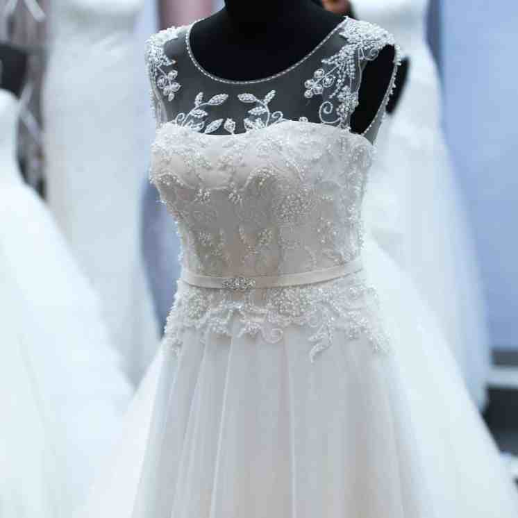 Os 12 Vestidos de Noiva mais Caros do Mundo - Por que vestidos de casamento sao caros Loja de vestidos de casamento com manequins