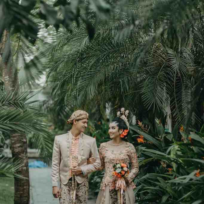 Casamento no exterior: Entenda como validá-lo no Brasil - Casamento no exterior 1 Casamento ao ar livre no exterior com diversas palmeiras