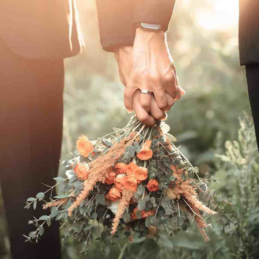 Casamento no exterior: Entenda como validá-lo no Brasil - Casamento no exterior 4 Casamento no exterior ao ar livre, noivos homens de mãos dadas