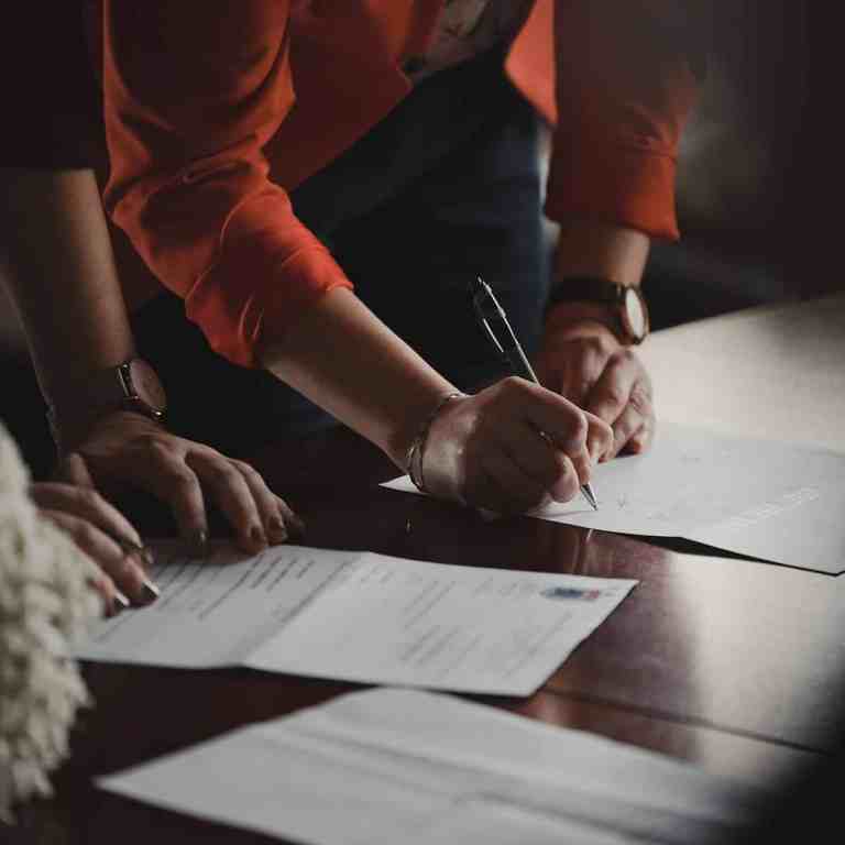 Casamento no exterior: Entenda como validá-lo no Brasil - Casamento no exterior 6 Assinando os documentos do casamento