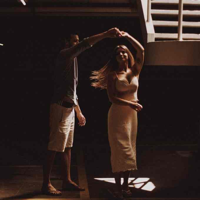 O que dizer ao entregar a aliança? - Como fazer pedido de casamento 2 Casal dançando dentro de casa com as luzes apagadas