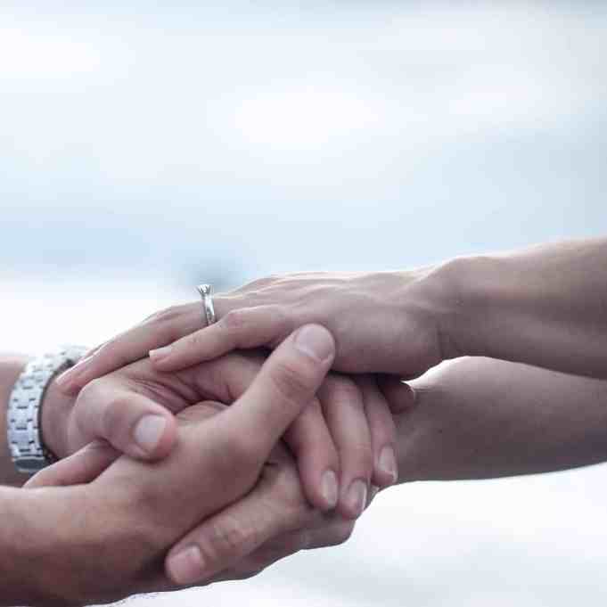 Aliança de Casamento: Tudo o que o você precisa saber para comprar a sua Online - Comprar alianca de ouro 2 Casal de mãos dadas sobrepostas, na mão feminina há um anel de noivado prateado