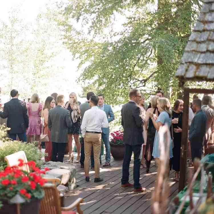 Festa de noivado - convidados do lado de fora