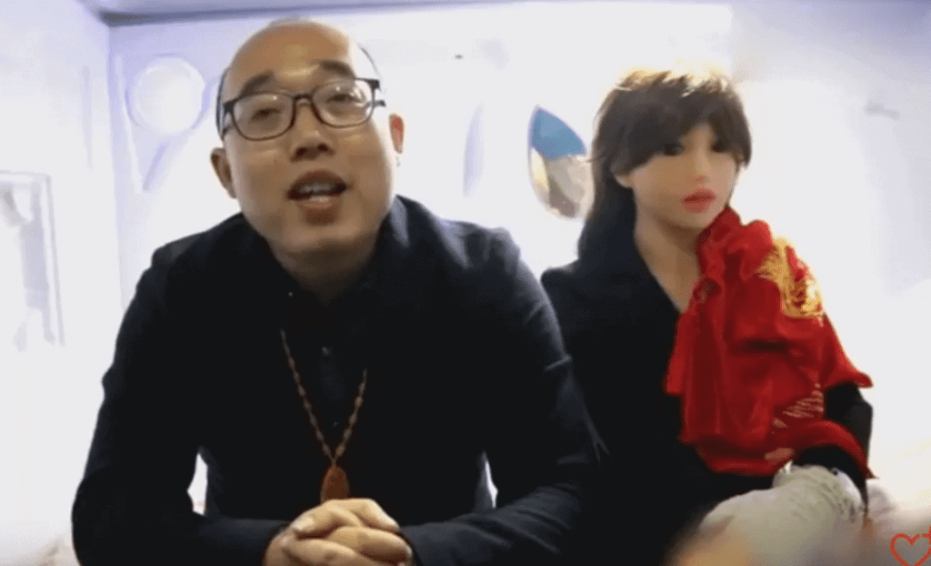 14 Casamentos nada Convencionais - Homem se casa com robo Homem se casa com robo - 20 casamentos nada convencionais