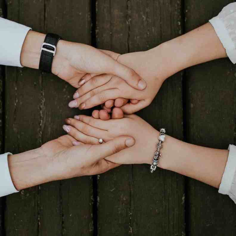 O que o homem usa quando está noivo? - Homem usa anel de noivado 2 Homem usa anel de noivado 2 - o que o homem usa quando está noivo?