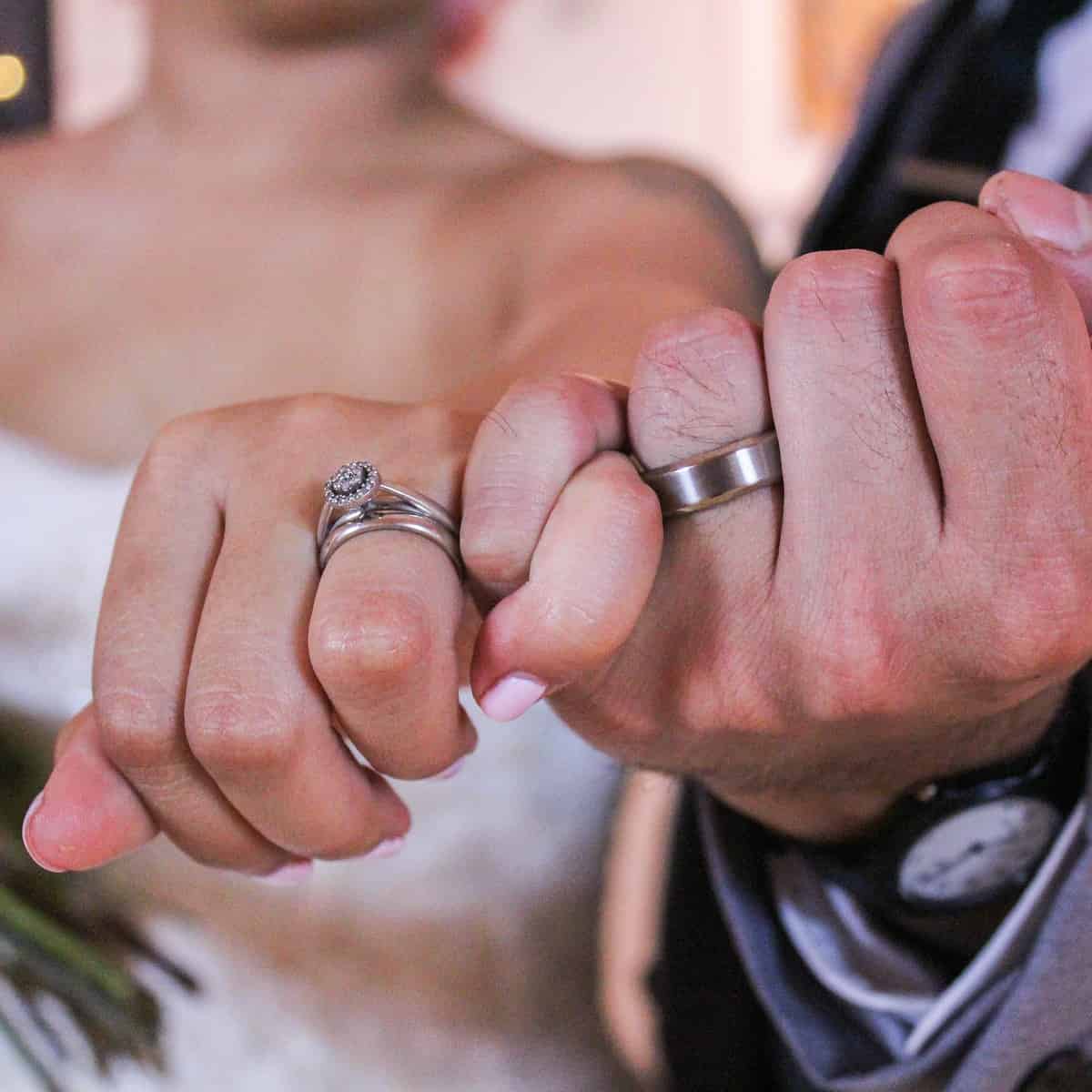 Homem usa anel de noivado 4 - o que o homem usa quando está noivo?