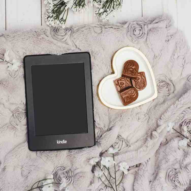 Presentes de Natal para Namorada: 10 ideias surpreendentes - Kindle de presente 1 Kindle ao lado de um prato com chocolate