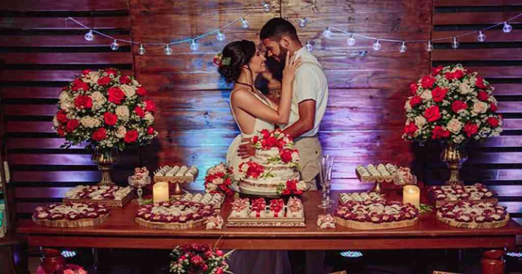 Festa de noivado: aprenda a organizar a sua - Noivado 1 Festa de noivado noivos atrás da mesa de comida