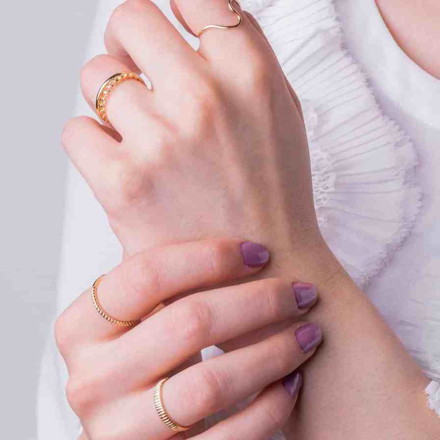 Mulher mostrando seus anéis e aliança