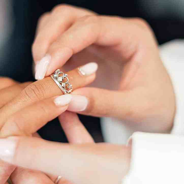 Qual o tempo certo para começar usar aliança de namoro? - Quando usar alianca de namoro 3 Aliança de namoro em forma de coroa