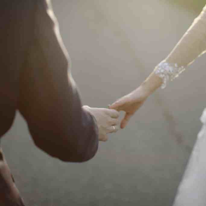 Quanto custa em média uma aliança? - Quanta custa uma alianca 5 Quanta custa uma aliança? Casal com trajes de noivos andando de mãos dadas