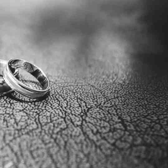 Quanto custa em média uma aliança? - Quanto custa uma alianca de ouro branco Foto em preto e branco de par de alianças