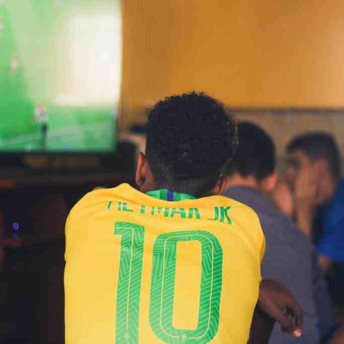 Copa do mundo: como fazer o pedido de casamento? - Assistindo copa em casa pedido Assistindo copa do mundo em casa com os amigos