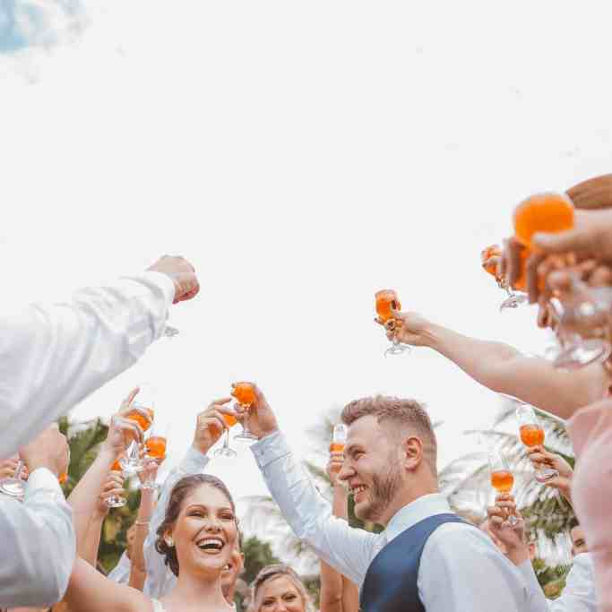 Poses para Fotos de Casamento e Noivado - Brinde dos noivos Brinde dos noivos - poses para fotos de casamento e noivado