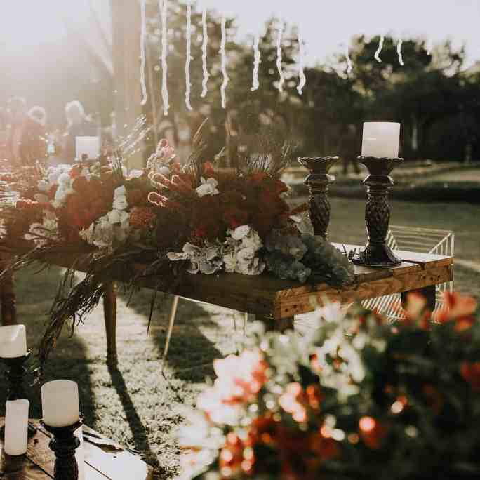 Como fazer um Casamento no Jardim? - Casamento no jardim 3 Casamento no jardim com mesa com flores