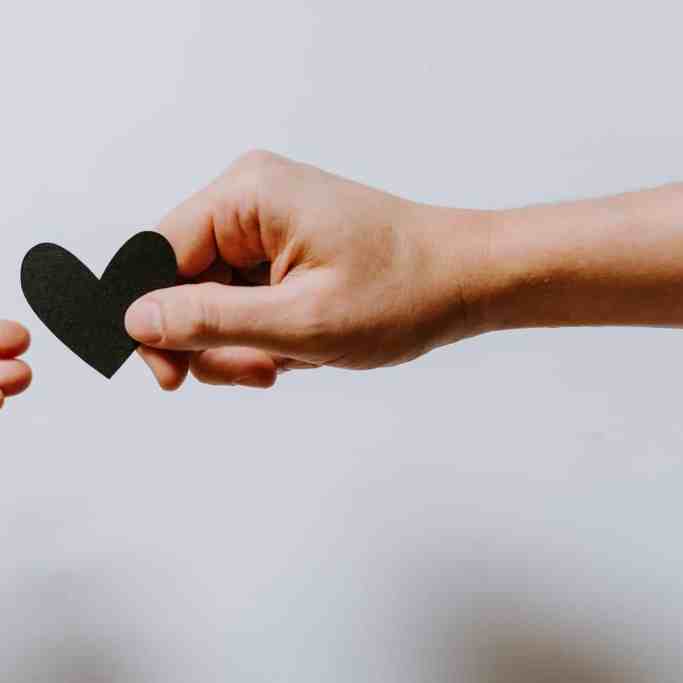 Como melhorar meu relacionamento? 08 Atitudes Simples - Como melhorar relacionamento 3 Entregando um coração de papel