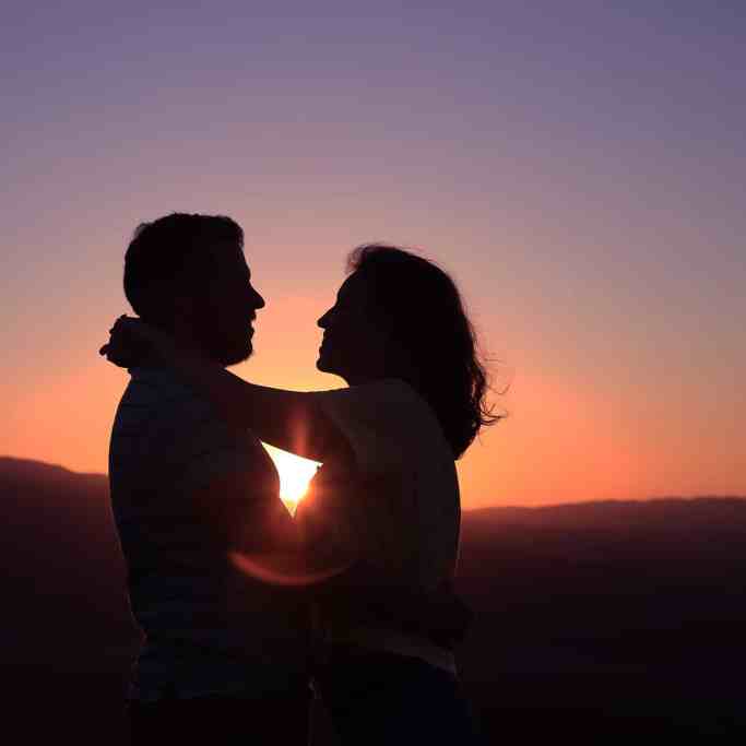 Como melhorar meu relacionamento? 08 Atitudes Simples - Como melhorar relacionamento 6 Homem e mulher abraçados, no fundo tem o por do sol