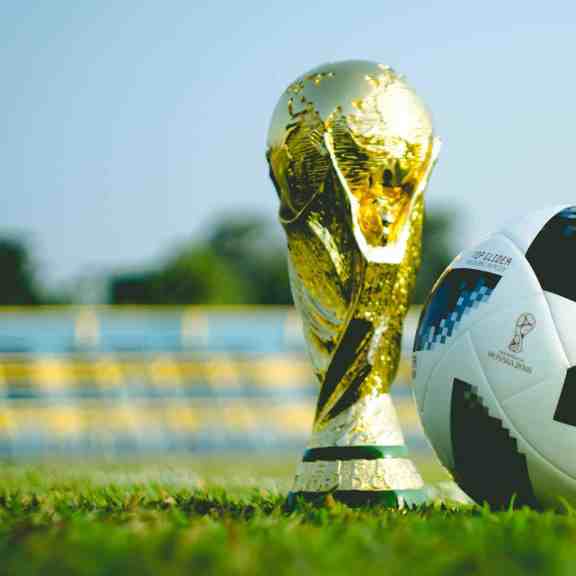 Copa do mundo: como fazer o pedido de casamento? - Copa do mundo Taça da copa do mundo e bola em estádio de futebol