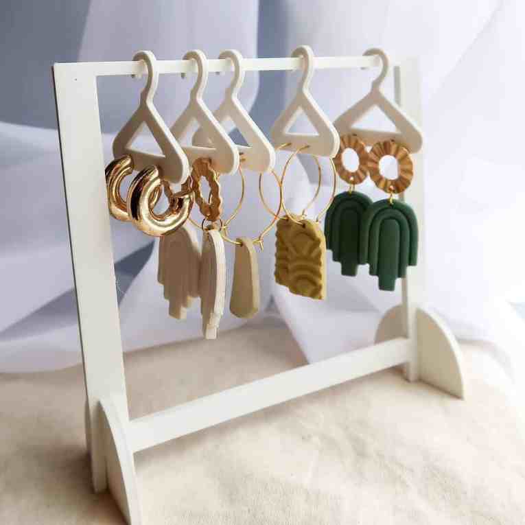 5 Formas de Organizar suas Joias e Semijoias - Forma criativa guardar joias Forma criativa guardar joias - 5 formas de organizar suas joias e semijoias