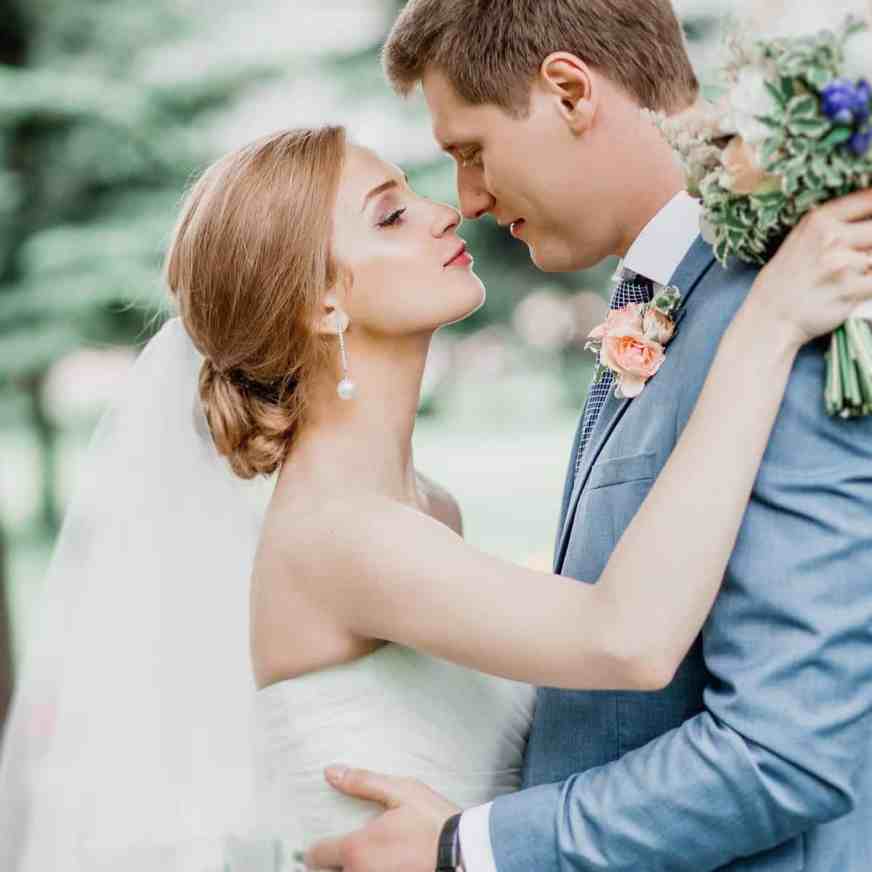 Como lidar com cancelamentos dos fornecedores no casamento? - Fornecedores casamento 4 Casal de noivos prestes a se beijar