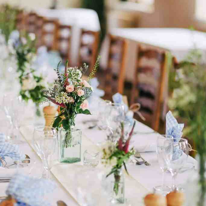 Como lidar com cancelamentos dos fornecedores no casamento? - Fornecedores casamento 7 Mesa de casamento arrumada