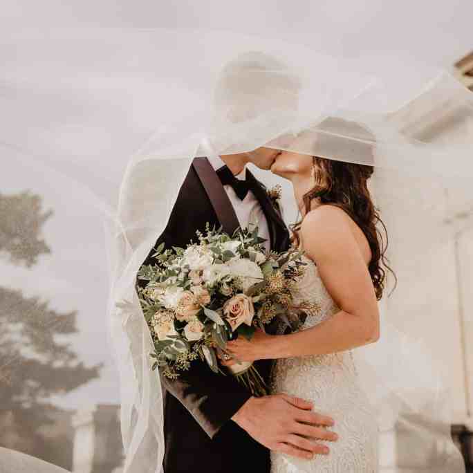 Foto com o véu da noiva esvoaçante