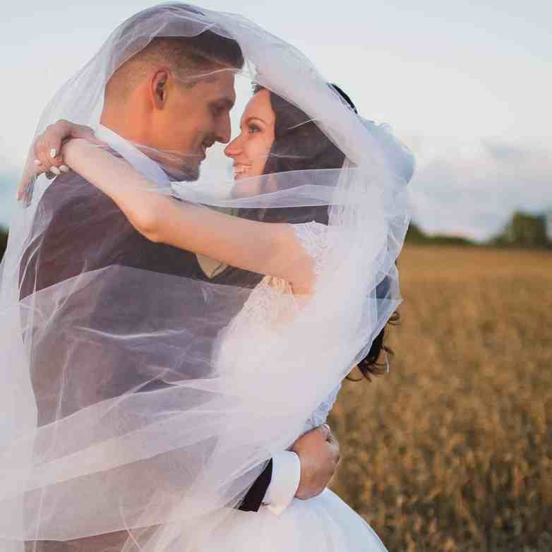 Casal de noivos tirando fotos para o casamento ao ar livre
