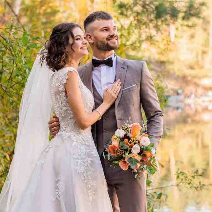 Casal de noivos tirando fotos para o casamento