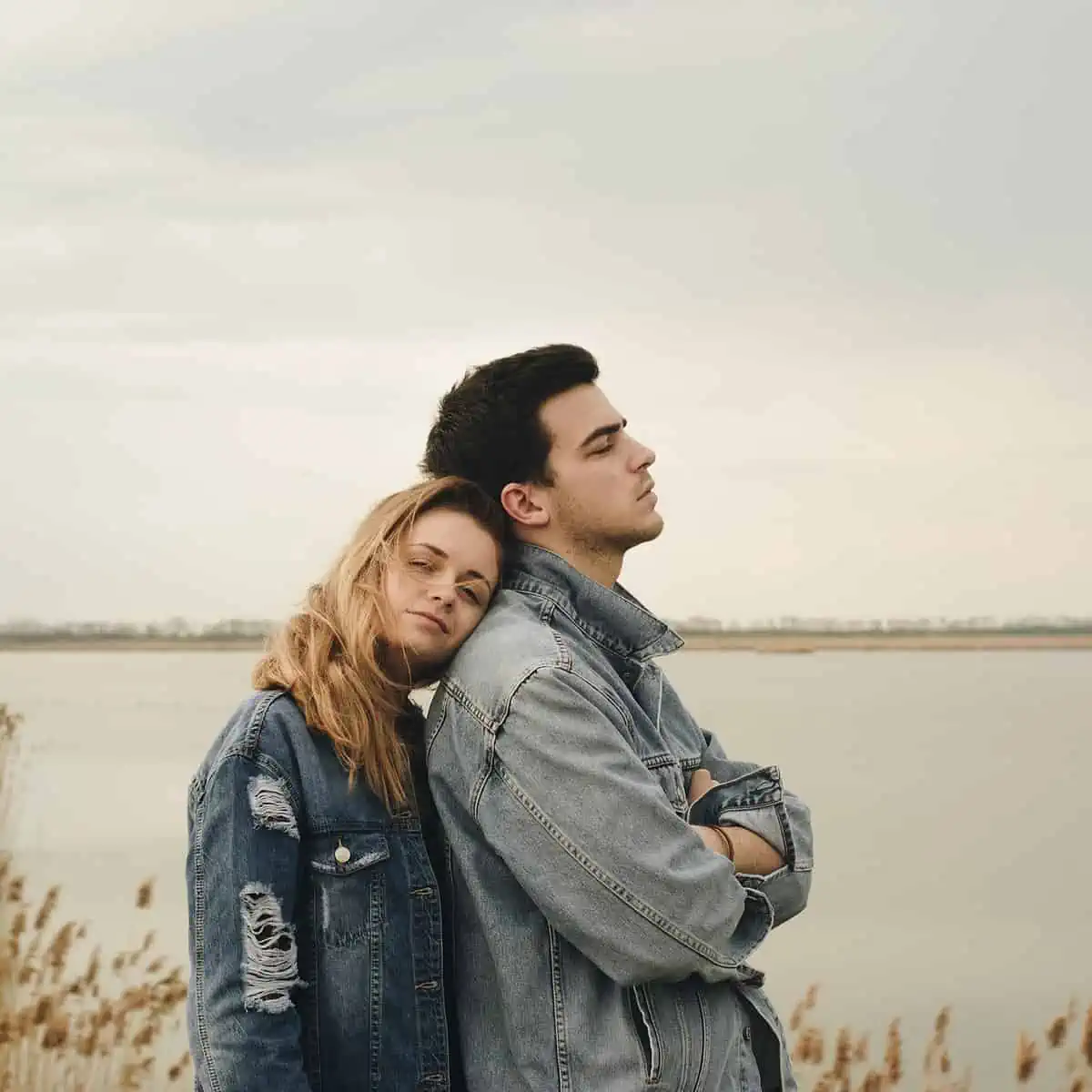 Mulher apoiando a cabeça no ombro do parceiro