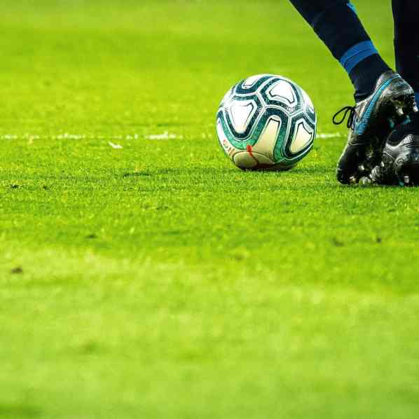 Top 10: As alianças dos jogadores de futebol - Futebol casamento Gramado do jogo de futebol e um jogador prestes a chutar a bola