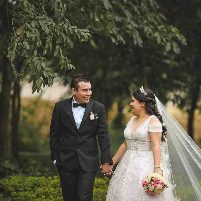 Poses para Fotos de Casamento e Noivado - Noivos caminhando lado alado Noivos caminhando lado a lado para foto de casamento